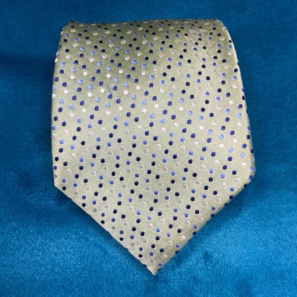 Gently used Geoffrey Beene tie.